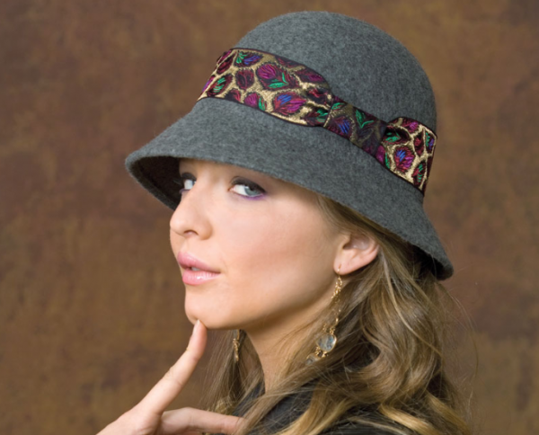 Topi fedora dengan pita anyaman yang artistik